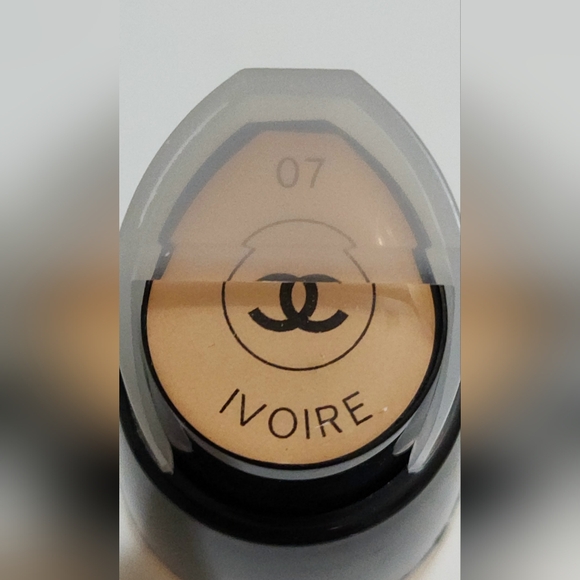 CHANEL "01-IVOIRE" SUNSCREEN FLUID MAKEUP BROAD SPECTRUM SPF 15 - Picture 2 of 3
